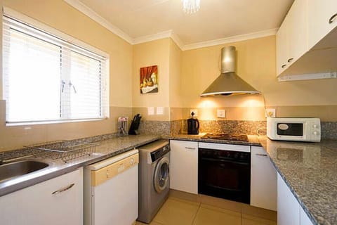 Apartment, 2 Bedrooms | Private kitchen | Fridge, microwave, stovetop, electric kettle