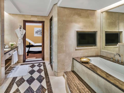 Fairmont Gold, Signature Suite, Kaaba View | Bathroom | Shower, rainfall showerhead, designer toiletries, hair dryer