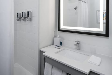 Combined shower/tub, hair dryer, towels