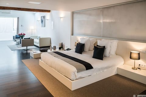 Suite Duplex | Premium bedding, in-room safe, desk, laptop workspace