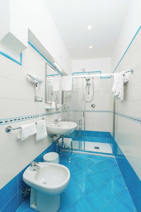 Double Room | Bathroom | Shower, rainfall showerhead, free toiletries, hair dryer