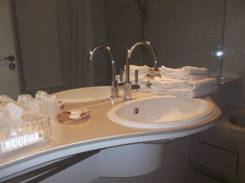 Standard Double Room | Bathroom | Free toiletries, hair dryer, towels