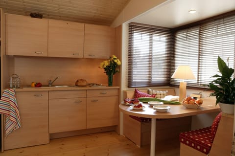 Chalet (Powell) | Private kitchen | Fridge, microwave, dishwasher, coffee/tea maker