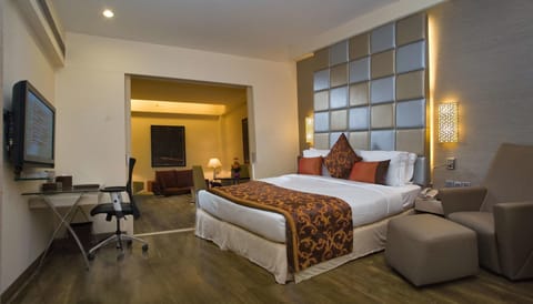 Suite | Premium bedding, in-room safe, desk, iron/ironing board