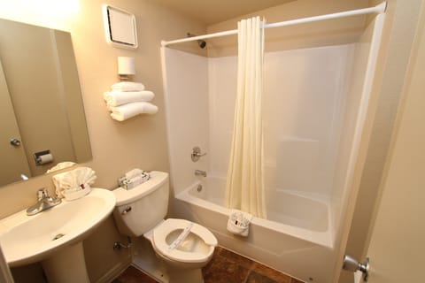 Combined shower/tub, towels