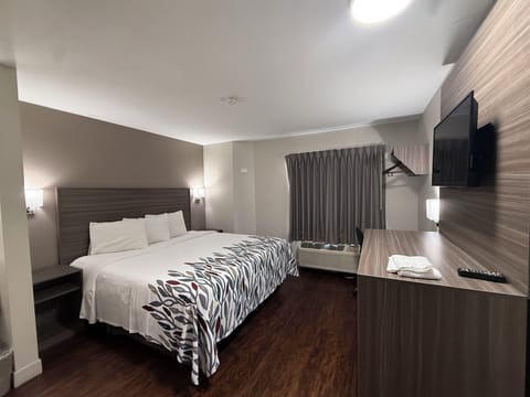 Desk, laptop workspace, blackout drapes, free cribs/infant beds