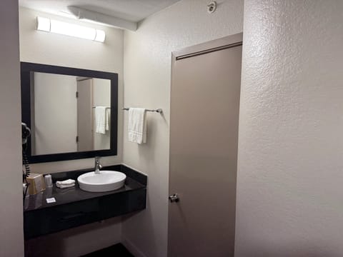 Combined shower/tub, free toiletries, towels, soap