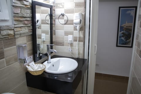 Basic Apartment, 2 Bedrooms | Bathroom | Deep soaking tub, rainfall showerhead, designer toiletries, hair dryer