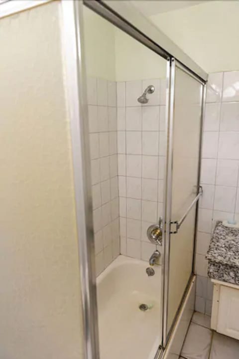 Standard Room | Bathroom | Combined shower/tub, free toiletries, hair dryer, towels