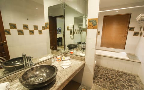 Deluxe Double or Twin Room | Bathroom | Combined shower/tub, free toiletries, slippers, towels