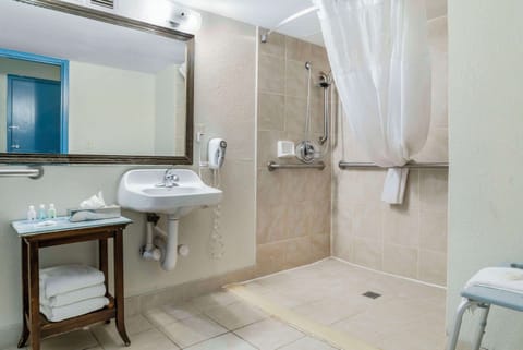 Combined shower/tub, free toiletries, hair dryer, towels