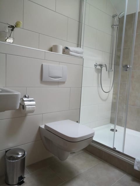 Deep soaking tub, free toiletries, hair dryer, slippers