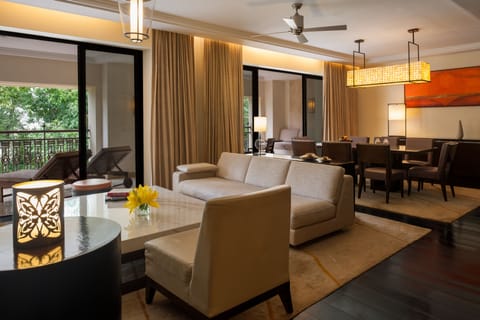 Executive Suite, Balcony (Living Room, Grand) | Premium bedding, down comforters, Select Comfort beds, in-room safe