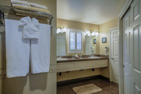 Luxury Suite, 1 Queen Bed | Bathroom | Combined shower/tub, free toiletries, hair dryer, bathrobes