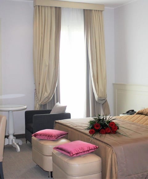 Junior Studio Suite | Hypo-allergenic bedding, down comforters, minibar, in-room safe