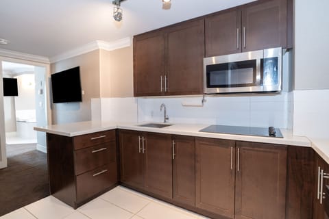 Suite, 1 King Bed, Kitchen (Jacuzzi) | Private kitchen | Fridge, microwave, coffee/tea maker, electric kettle