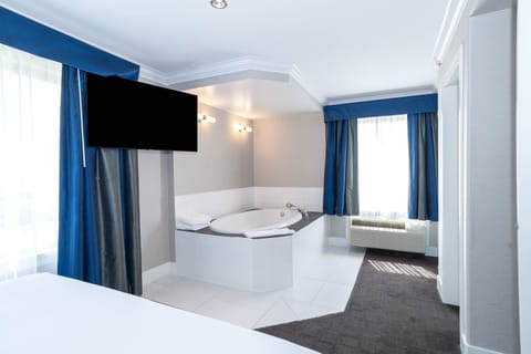 Suite, 1 King Bed, Kitchen (Jacuzzi) | Jetted tub