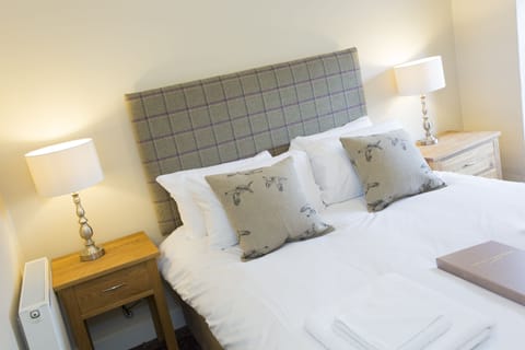 Standard Double Room, Ensuite | Desk, blackout drapes, iron/ironing board, free WiFi