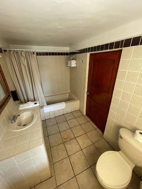 Standard Room | Bathroom | Combined shower/tub, free toiletries, towels