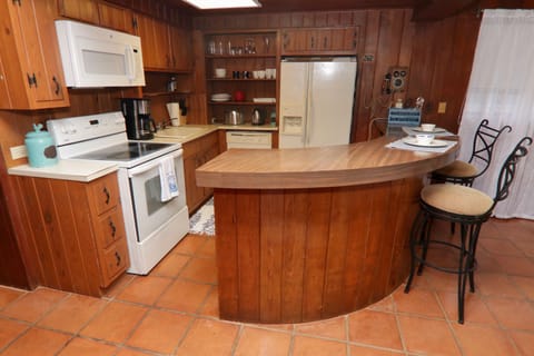 Traditional Cottage | Private kitchen | Oven, stovetop, dishwasher, coffee/tea maker