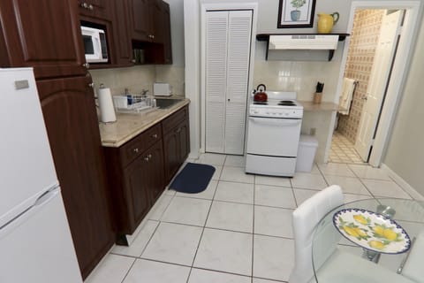 Standard Apartment | Private kitchen | Oven, stovetop, dishwasher, coffee/tea maker