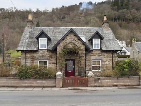 Charming holiday home | Smiddy Cottage, Weem, near Aberfeldy