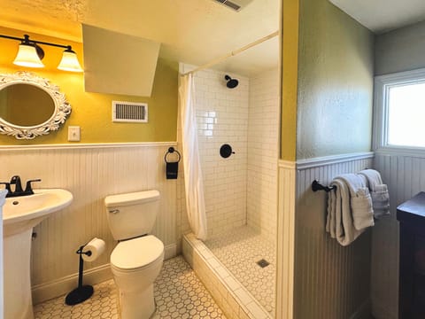 Deluxe Double Room, Non Smoking | Bathroom | Shower, designer toiletries, hair dryer, bathrobes