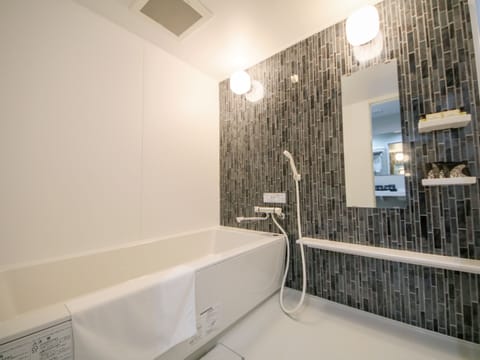 Separate tub and shower, deep soaking tub, free toiletries, hair dryer