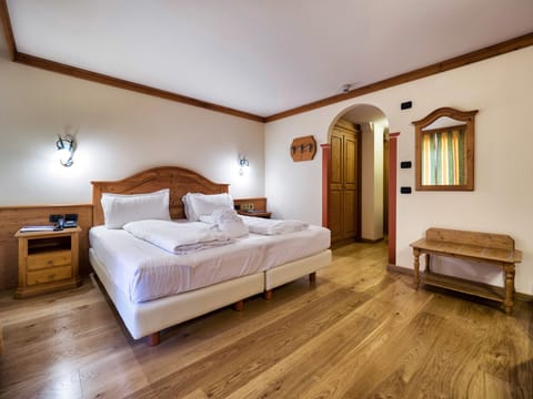 Double or Twin Room | Minibar, in-room safe, desk, soundproofing