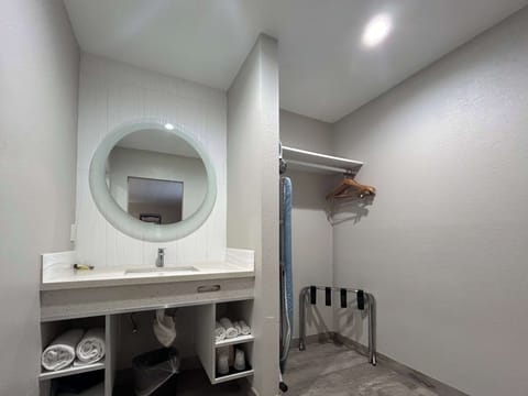 Combined shower/tub, towels