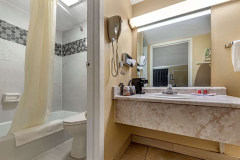 Room, 1 King Bed, Accessible, Smoking | Bathroom | Combined shower/tub, towels