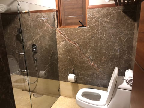 Deluxe Villa, 1 King Bed | Bathroom | Shower, rainfall showerhead, free toiletries, hair dryer