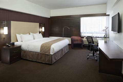 Standard Room, 1 King Bed | Premium bedding, in-room safe, desk, laptop workspace