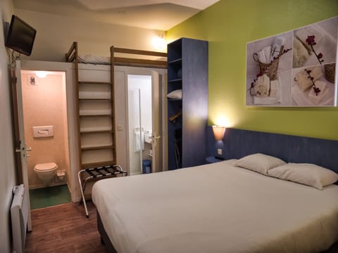 Triple Room | Desk, laptop workspace, free cribs/infant beds, free WiFi