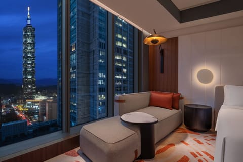 Room, 1 King Bed (Spectacular, Taipei 101 View) | Minibar, in-room safe, desk, soundproofing