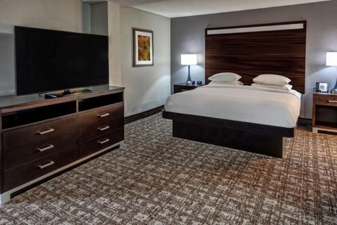 Junior Suite, 1 King Bed, Non Smoking | Premium bedding, pillowtop beds, in-room safe, desk