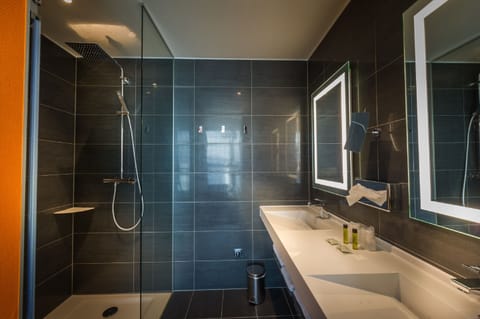 Junior Suite | Bathroom amenities | Free toiletries, hair dryer, towels