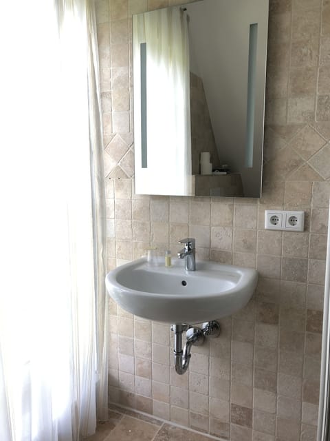 Apartment | Bathroom sink