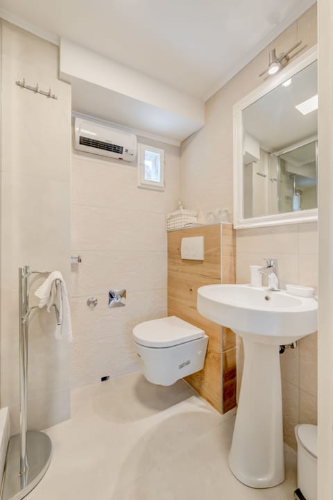 Deluxe Apartment - City View (Adamova ulica 5) | Bathroom | Shower, free toiletries, hair dryer, towels