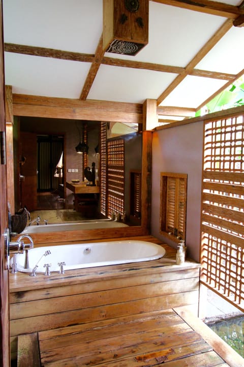Honeymoon Villa, 1 Bedroom | Bathroom | Hair dryer, towels, soap, shampoo