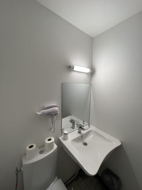 Single Room, Accessible | Bathroom | Shower, free toiletries, slippers, towels