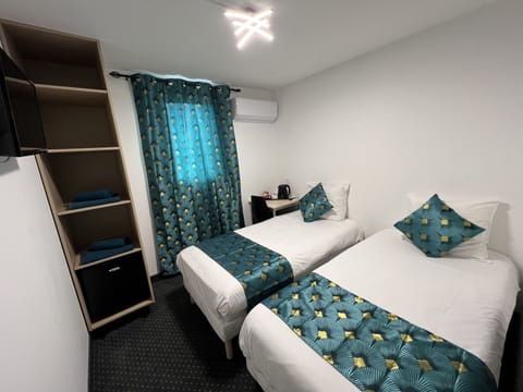 Twin Room with Shower | Soundproofing, free WiFi, bed sheets, wheelchair access