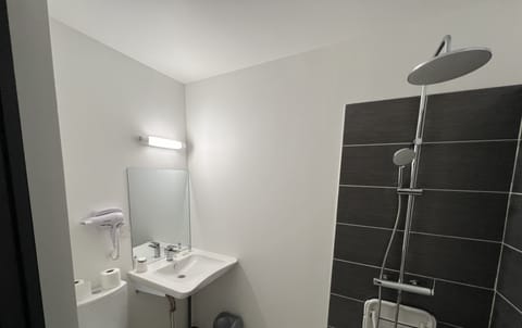 Single Room, Accessible | Bathroom | Shower, free toiletries, slippers, towels