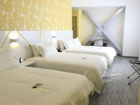 Standard Triple Room | Minibar, desk, free WiFi, bed sheets