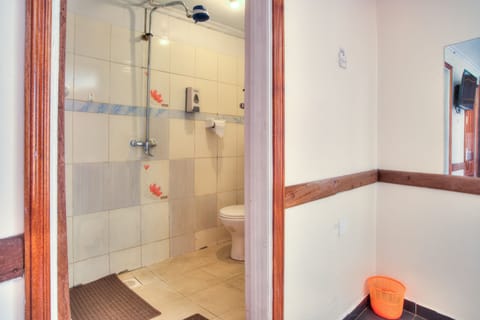 Deluxe Double Room | Bathroom | Shower, rainfall showerhead, towels, soap