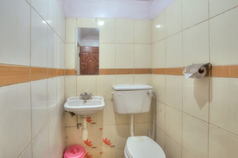 Standard Double Room | Bathroom | Shower, rainfall showerhead, towels, soap