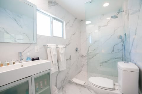 Superior King Room | Bathroom | Shower, free toiletries, hair dryer, towels