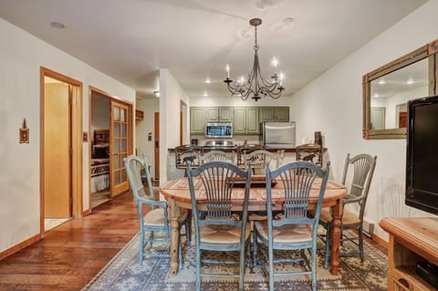 Condo, 2 Bedrooms | Dining