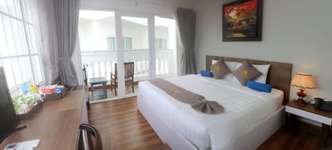 Deluxe Room, Ocean View | Select Comfort beds, minibar, in-room safe, laptop workspace