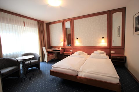 Business Double Room | Minibar, in-room safe, individually decorated, individually furnished